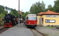 Triebwagen 187 013 steht für die Reisegruppe im Bf Silberhütte bereit.