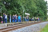 Müde und abgekämpft wartet die Gruppe am Hp Straßberg-Glasebach auf den Zug zur Rückfahrt nach Quedlinburg.