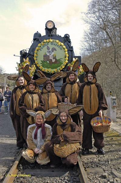 Osterhasen vor Dampflok