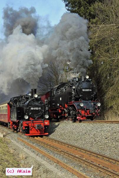 Parallelfahrt von Loks 996102 und 996001